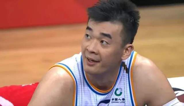 ;新一代女排海报中，冠军队员们身着蓝白球衣，驰骋赛场，将观众的记忆拉回那经典一战2016年里约奥运会中国女排对战巴西！那一战，扭转了里约奥运原本不利的赛局